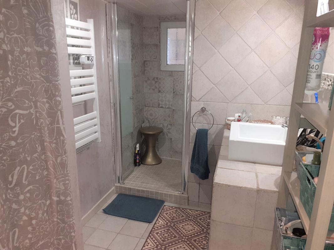 LE VAL Villa sur 1700m² de terrain avec piscine, appartement et garage - LE VAL 11