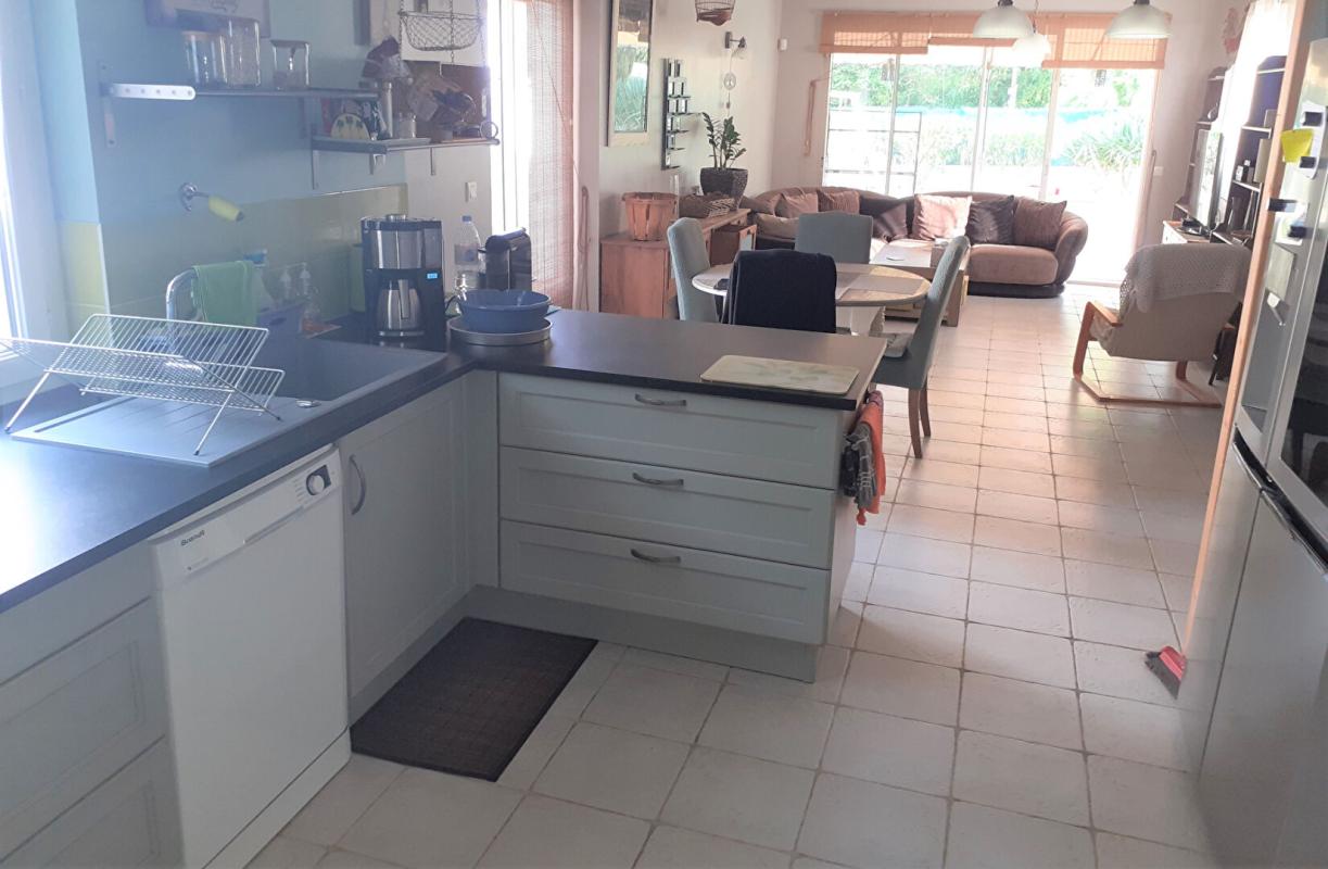 LE VAL Villa sur 1700m² de terrain avec piscine, appartement et garage - LE VAL 16