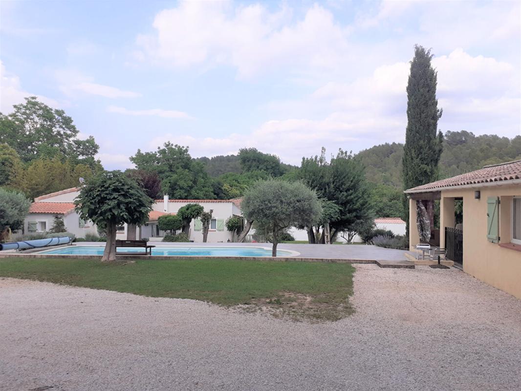 LE VAL Villa sur 1700m² de terrain avec piscine, appartement et garage - LE VAL 4