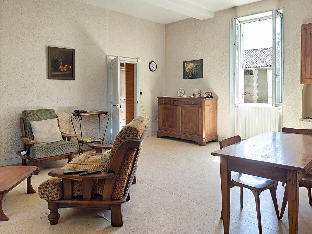 SAINT-ASTIER Maison individuelle 7 pièce(s) 176 m2 + dépendances 2
