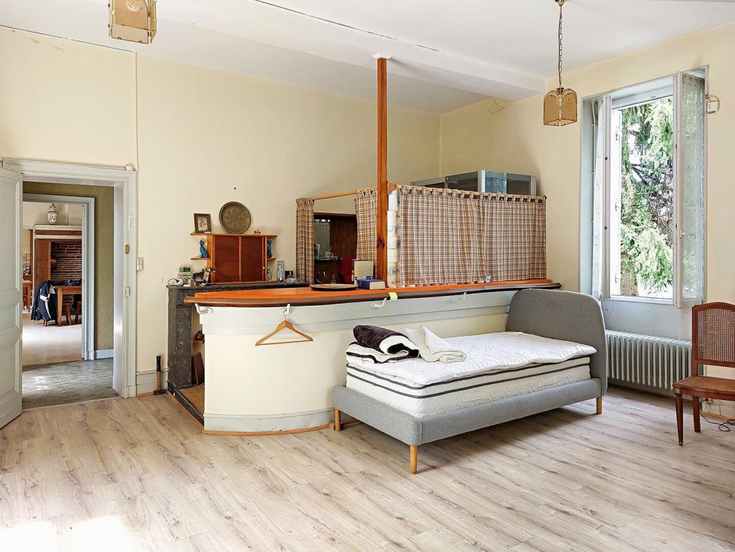 SAINT-ASTIER Maison individuelle 7 pièce(s) 176 m2 + dépendances 4