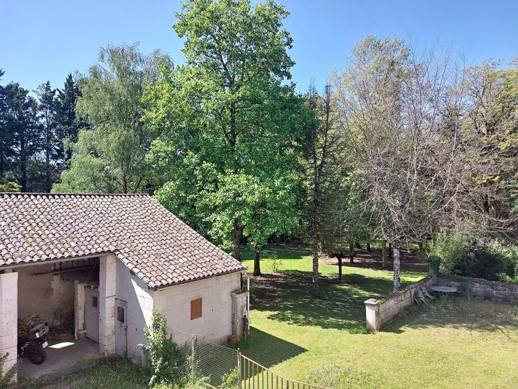 SAINT-ASTIER Maison individuelle 7 pièce(s) 176 m2 + dépendances 5