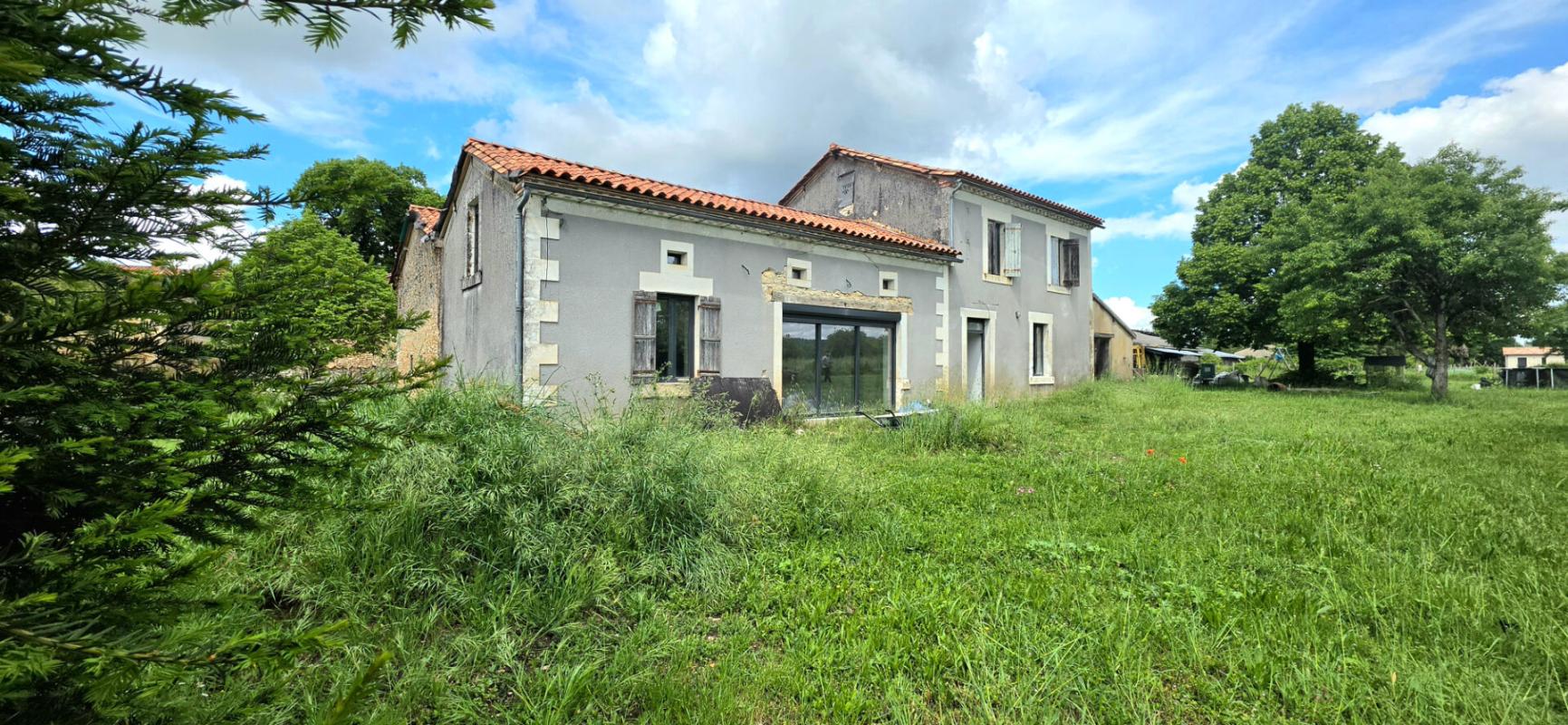 DOUZILLAC Maison d'habitation, gite, dépendance, hangar 12
