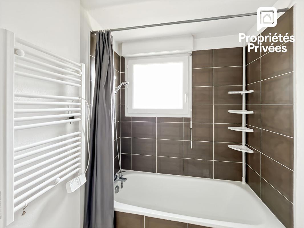 SAINT-ANDRE-DE-CUBZAC Appartement T3 centre Saint-André-de-Cubzac, aucun travaux , 2 places de parking 6