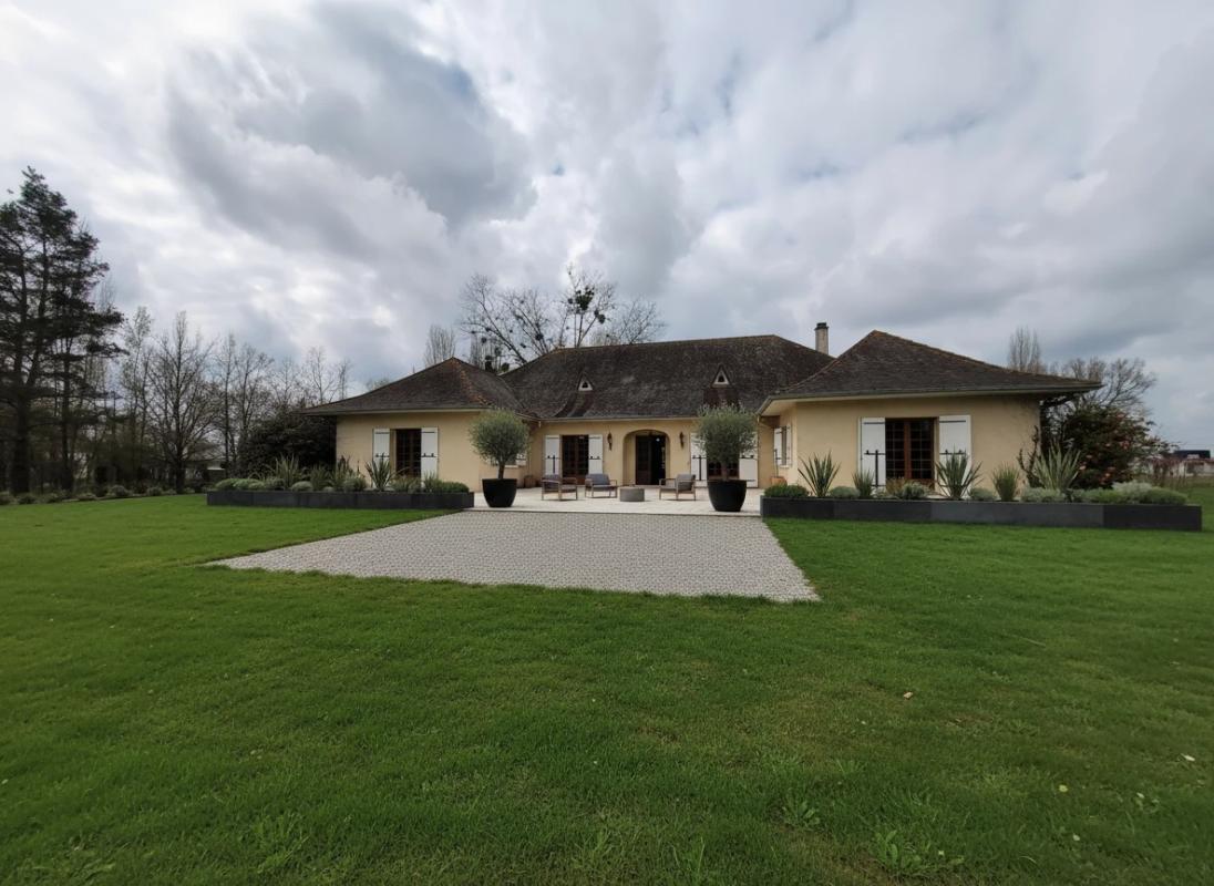 SAINT-DENIS-DE-PILE Maison de prestige avec un plan d'eau 1