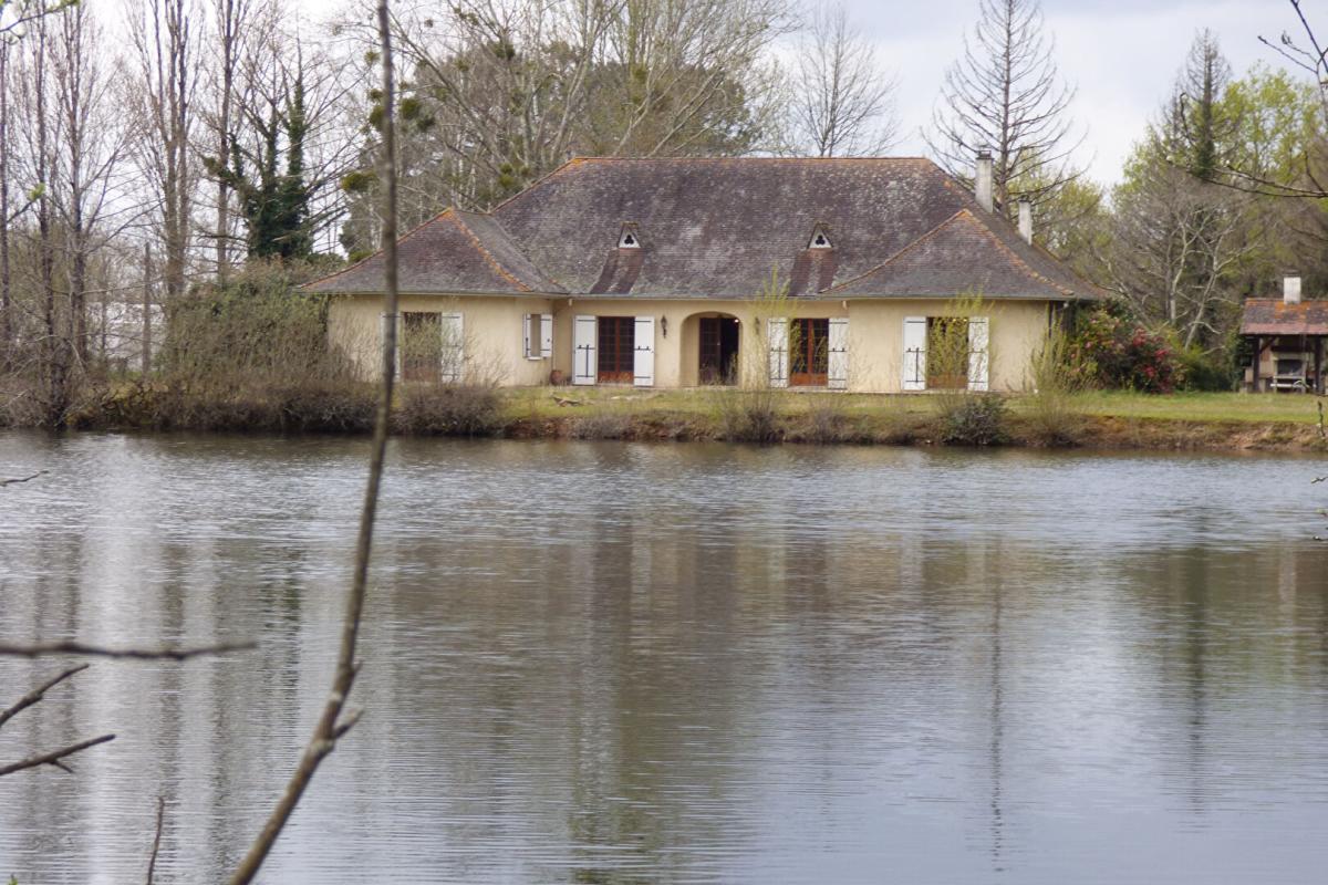 SAINT-DENIS-DE-PILE Maison de prestige avec un plan d'eau 13