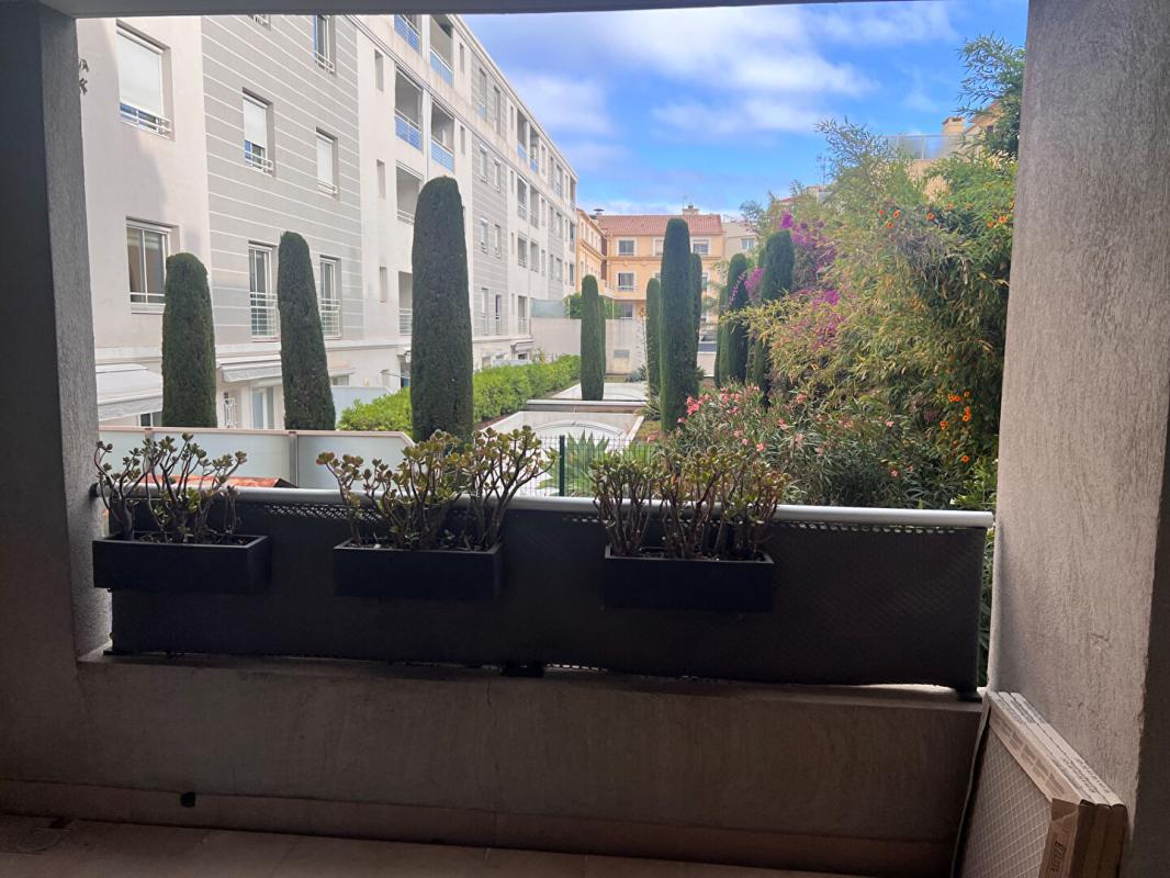 ANTIBES Très beau 2 pièces de 654 m2 au port d'Antibes 2