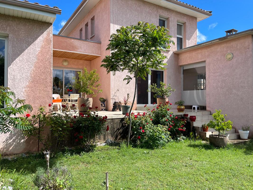 SAINT-CLEMENT Villa contemporaine Saint Clement 5 pièce(s) 150 m2 garage sue terrain 816 m2 16
