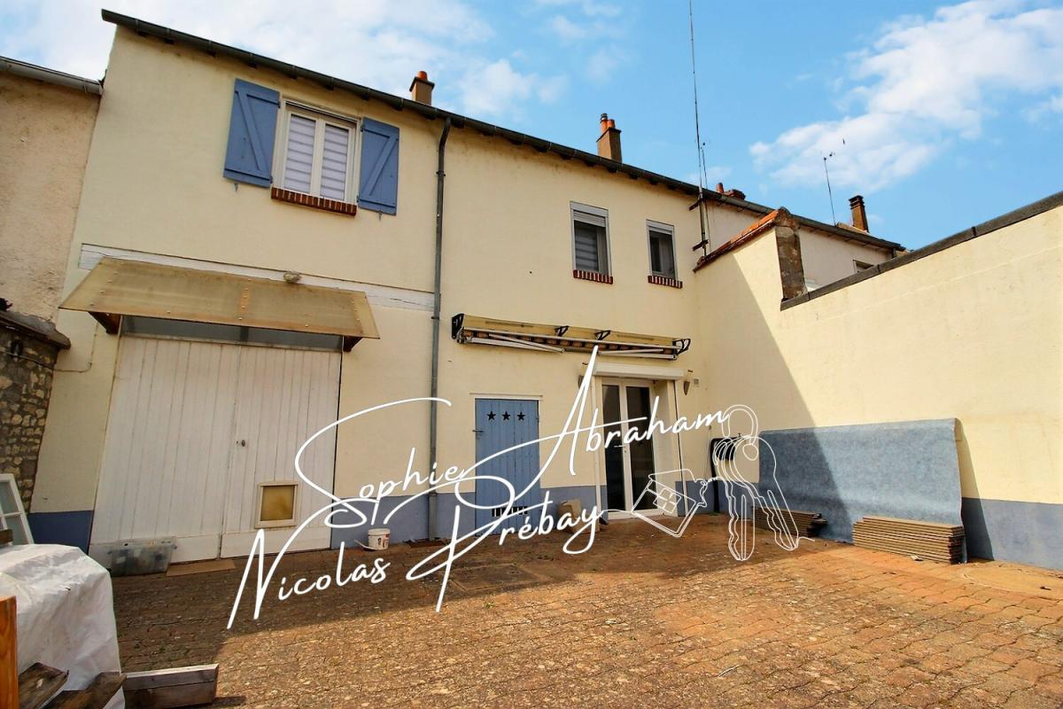 ANGERVILLE Maison en pierres avec cour close de murs et dépendances 1