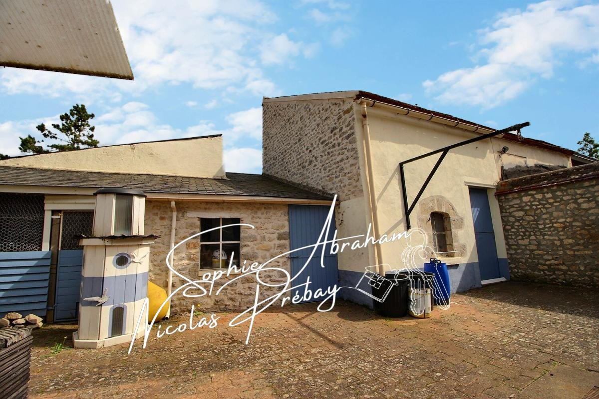 ANGERVILLE Maison en pierres avec cour close de murs et dépendances 10