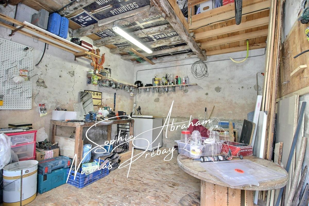 ANGERVILLE Maison en pierres avec cour close de murs et dépendances 11