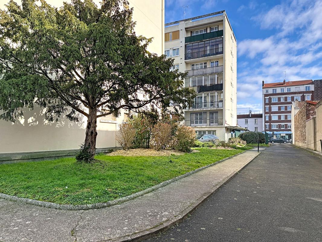 VILLEJUIF Grand  studio à Villejuif  métro 7 de 40 m2 Cave et Parking 5