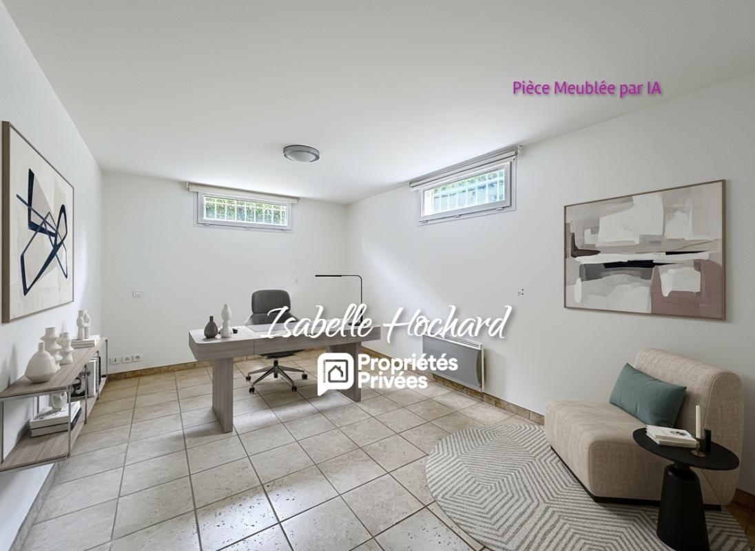 CUERS Maison familiale avec piscine, grands volumes et fort potentiel. Terrain 1 982 m² 14
