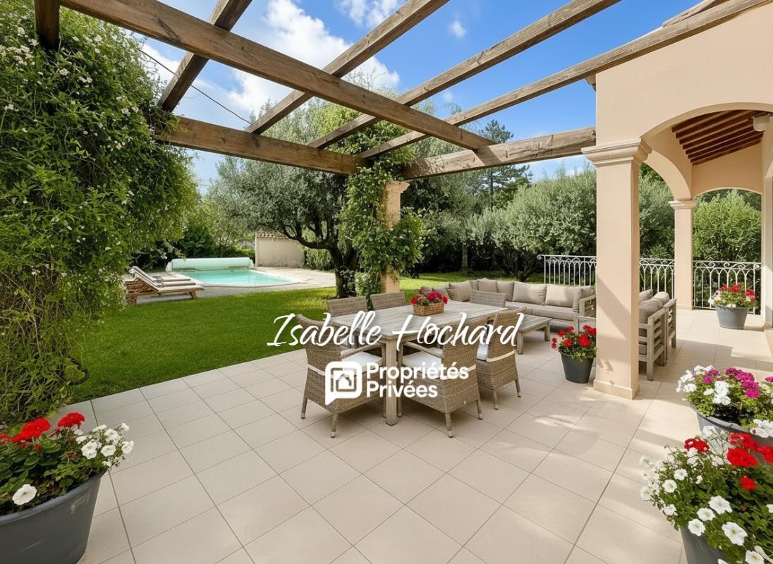 CUERS Maison familiale avec piscine, grands volumes et fort potentiel. Terrain 1 982 m² 3