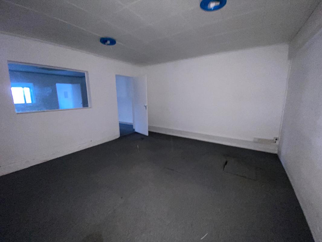 SAINTES EXCLUSIVITE SAINTES - LOCAL D'ACTVITE, ENTREPOT AVEC BUREAUX 4