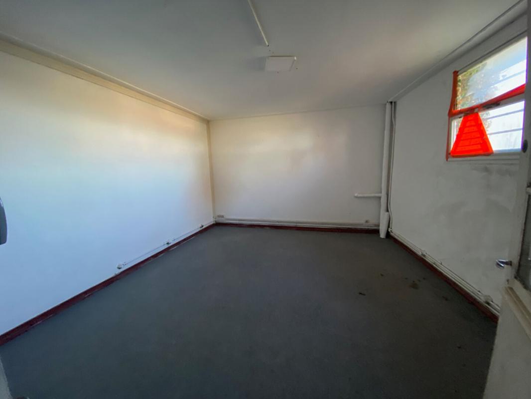 SAINTES EXCLUSIVITE SAINTES - LOCAL D'ACTVITE, ENTREPOT AVEC BUREAUX 5