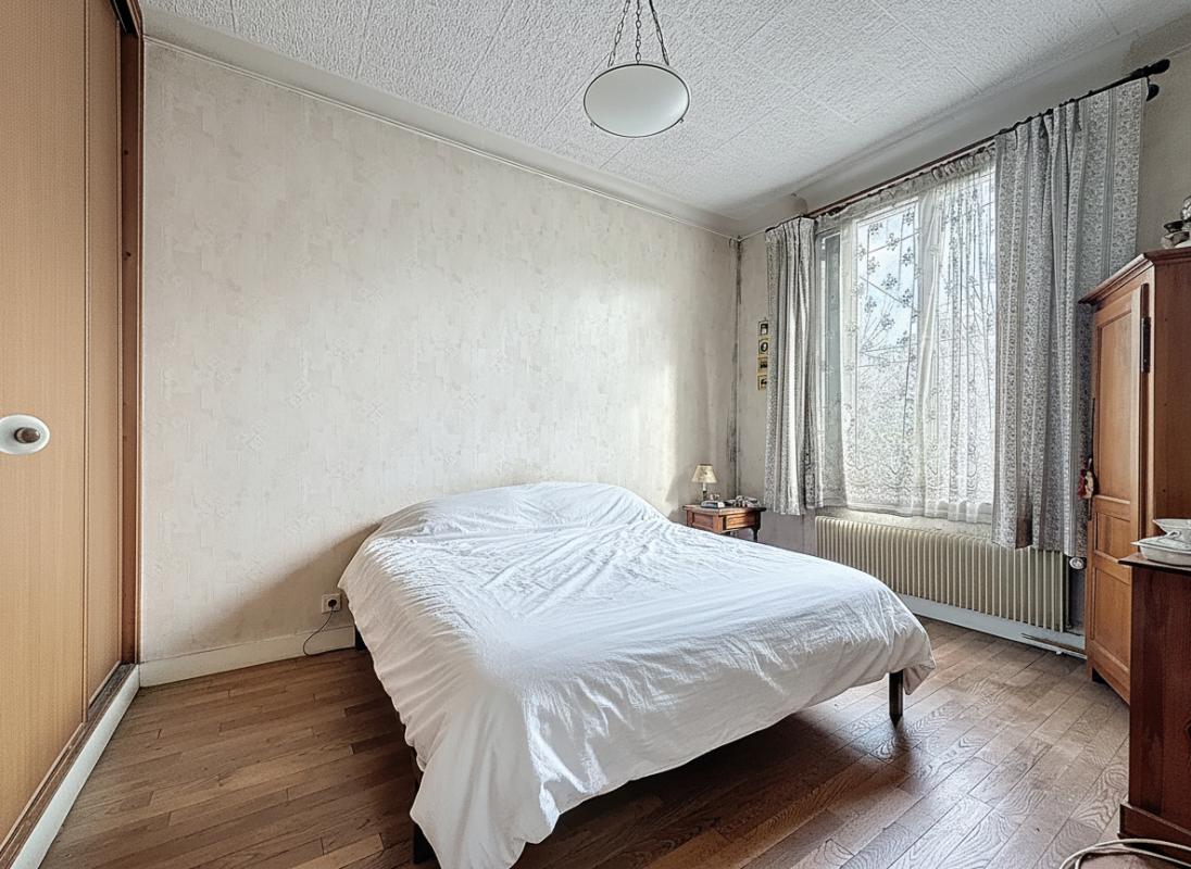 VILLEJUIF Maison  4 pièces de 126  m2  de surface.  85 m2  habitables 4