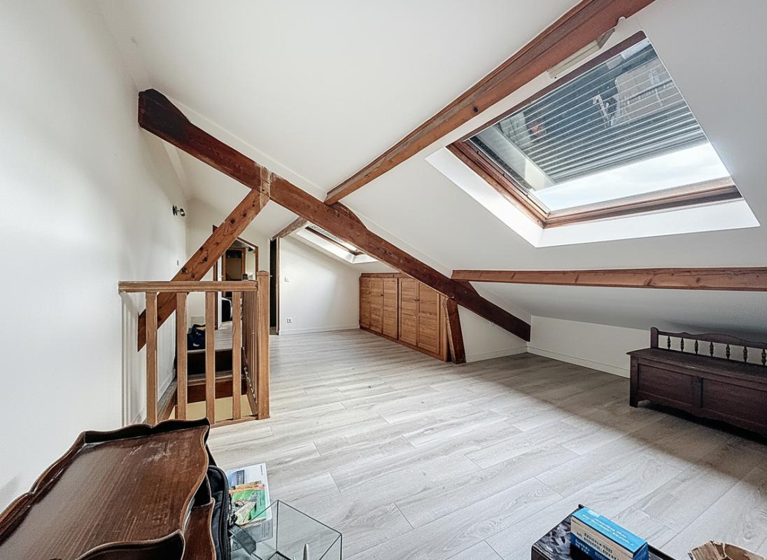 VILLEJUIF Maison  4 pièces de 126  m2  de surface.  85 m2  habitables 6