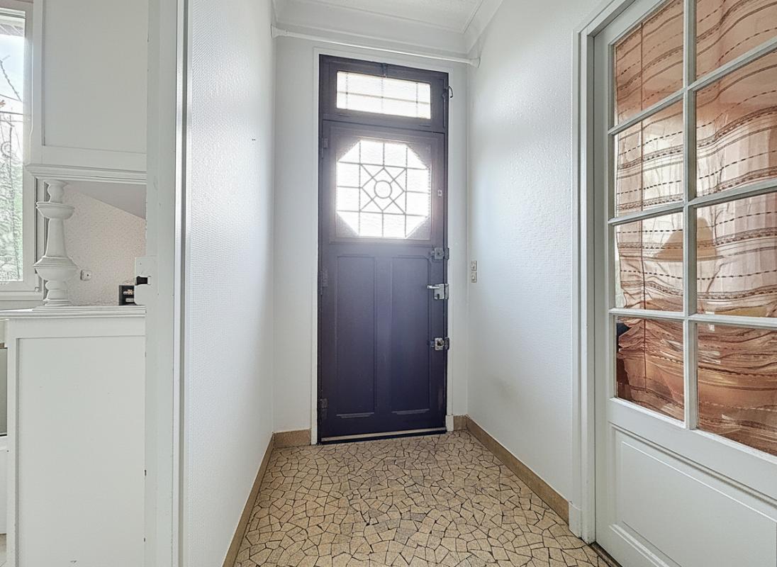 VILLEJUIF Maison  4 pièces de 126  m2  de surface.  85 m2  habitables 9