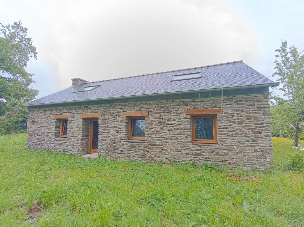 SPEZET 29540 Spézet maison en pierres à totalement aménager 1