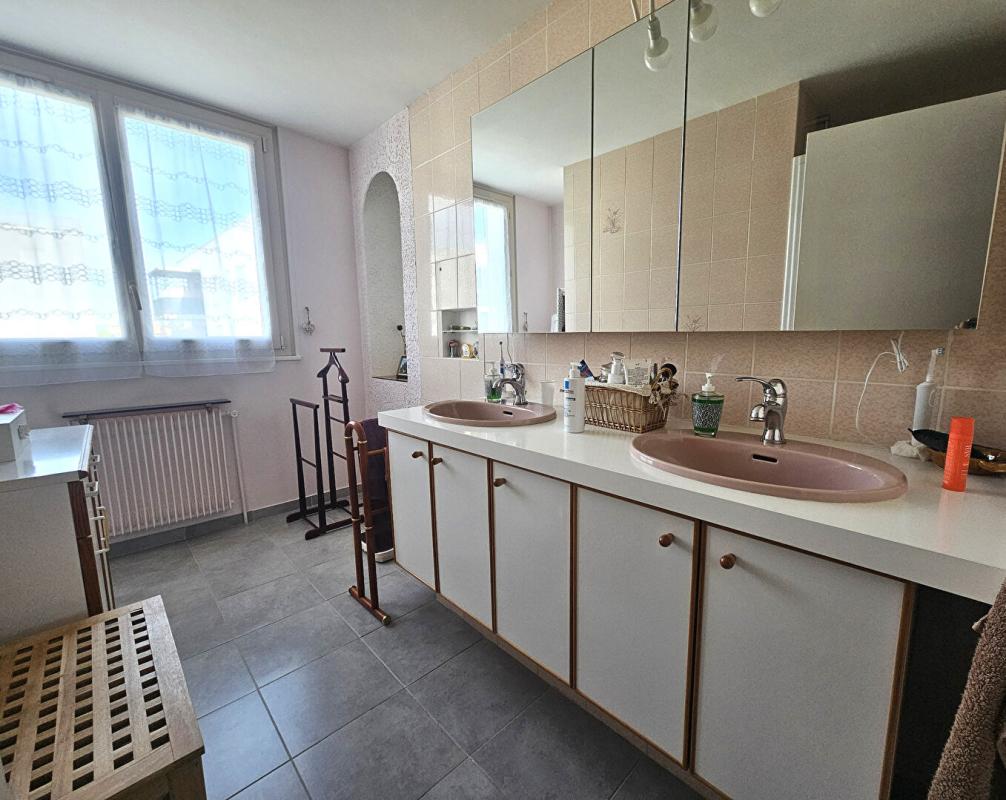 DECINES-CHARPIEU Appartement Decines Charpieu 3 pièce(s) 79.08 m2 9