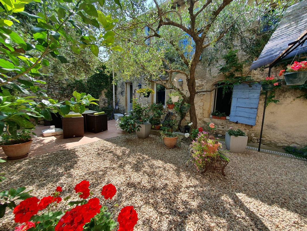 UZES Maison de village en pierres avec jardin 1
