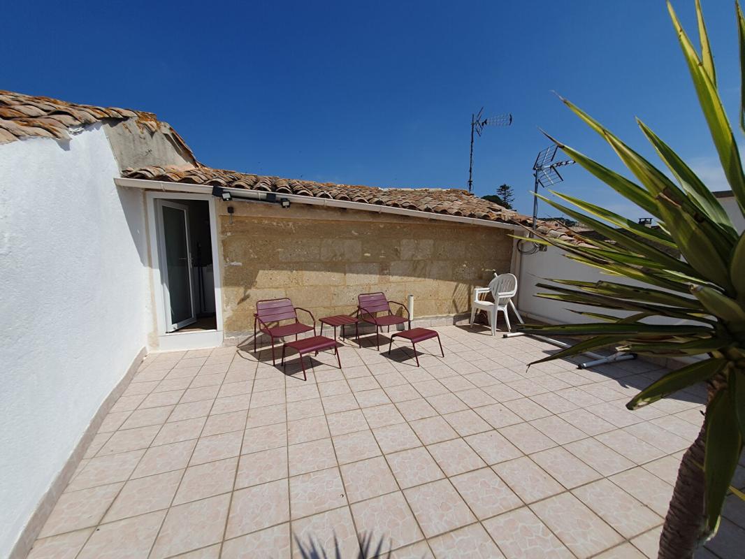 UZES Maison de village en pierres avec jardin 10
