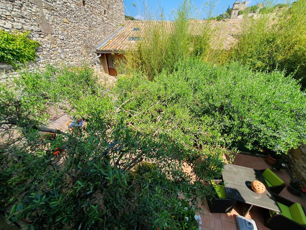 UZES Maison de village en pierres avec jardin 11