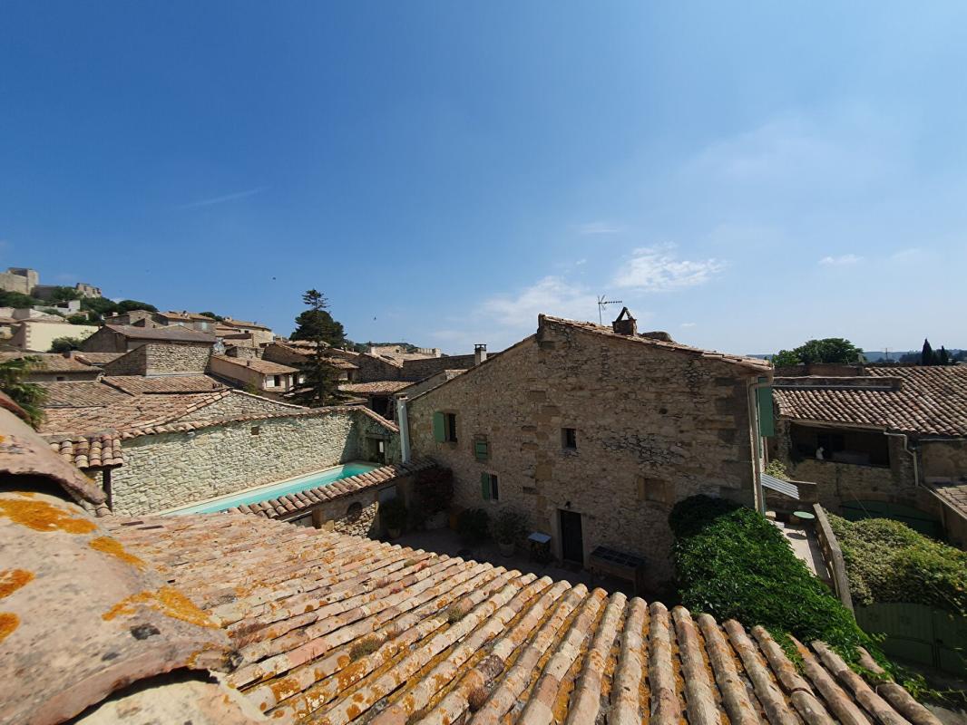 UZES Maison de village en pierres avec jardin 12