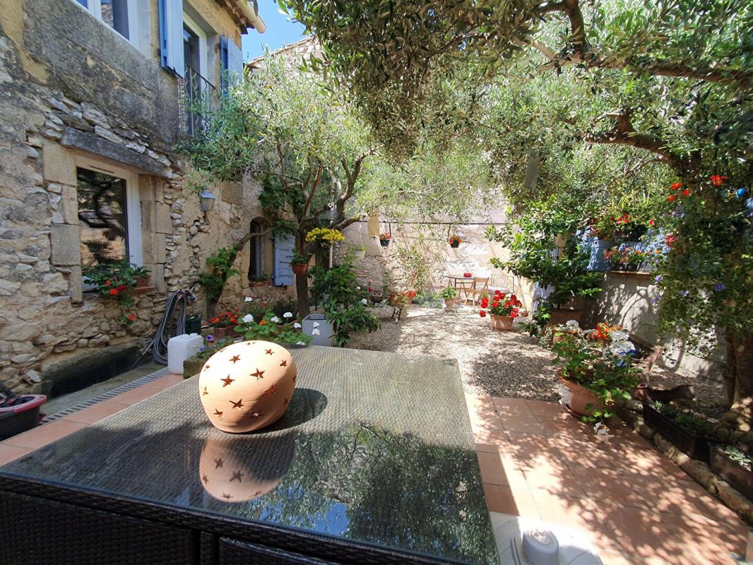 UZES Maison de village en pierres avec jardin 2