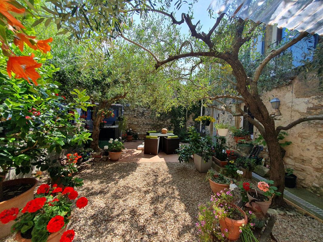 UZES Maison de village en pierres avec jardin 3