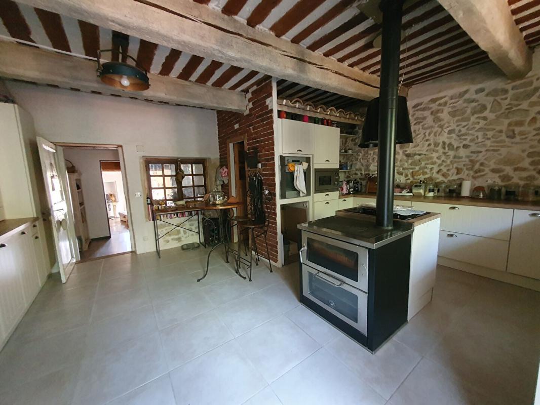 UZES Maison de village en pierres avec jardin 5