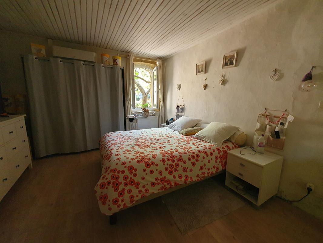 UZES Maison de village en pierres avec jardin 6