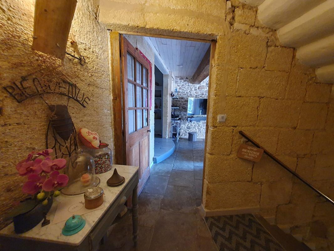 UZES Maison de village en pierres avec jardin 8