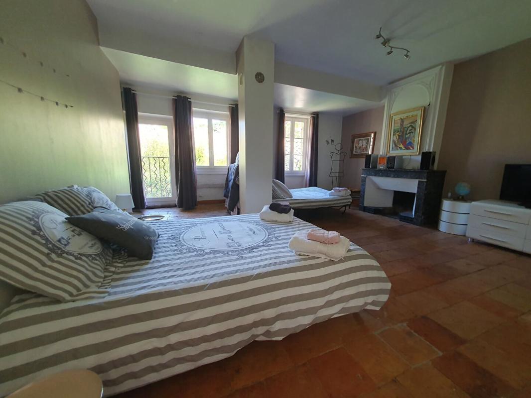 UZES Maison de village en pierres avec jardin 9