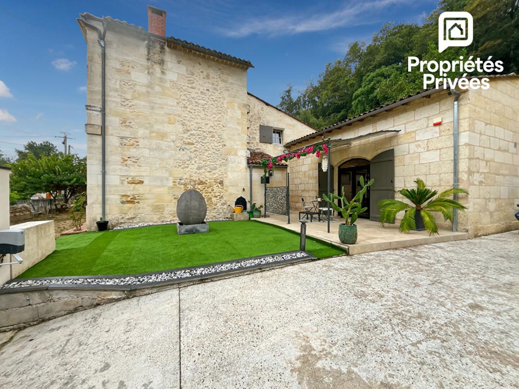 CAMBES Propriété de caractère en pierre  - 215 m² - Piscine - Grotte / carrière - Cambes - 20 min Bordeaux 15