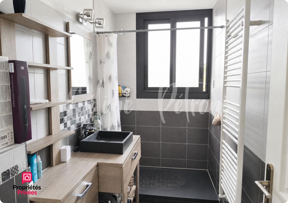 LE CANNET Bel appartement T2 de 37 m² situé au Cannet, dans le secteur recherché du Val des Fées. Prix : 150 000 7