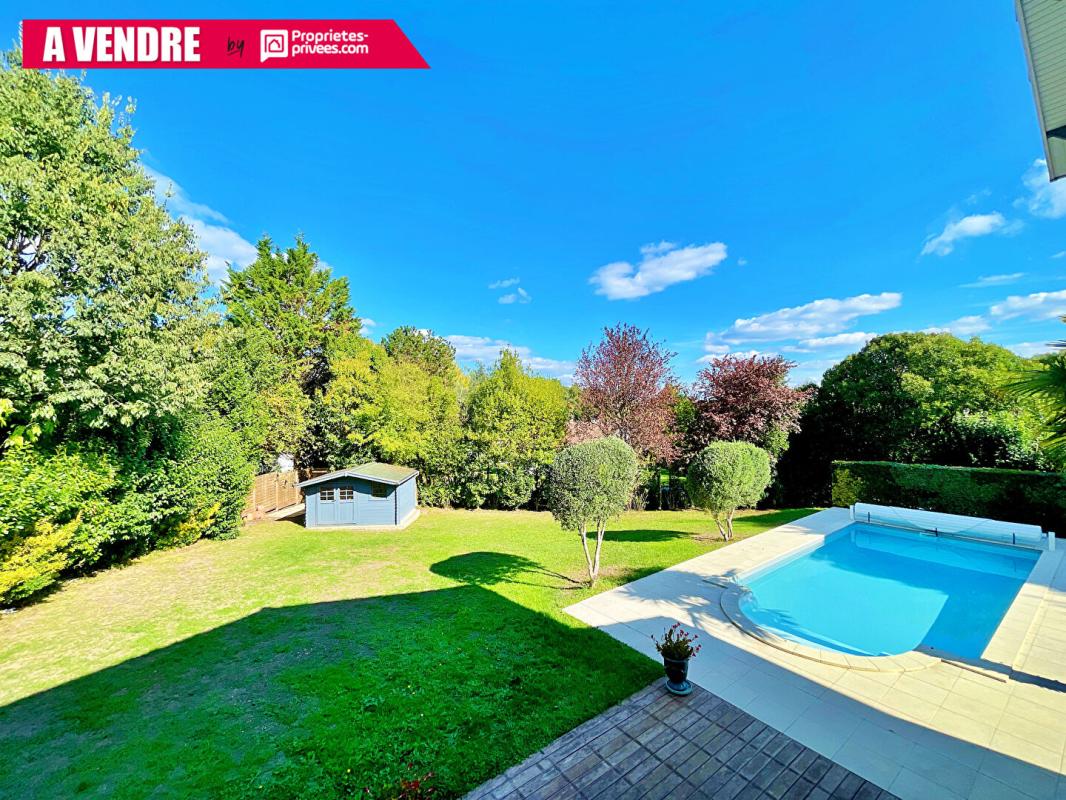 LATRESNE Maison Latresne centre 7 pièce(s) 186 m2 4 chambres piscine 18