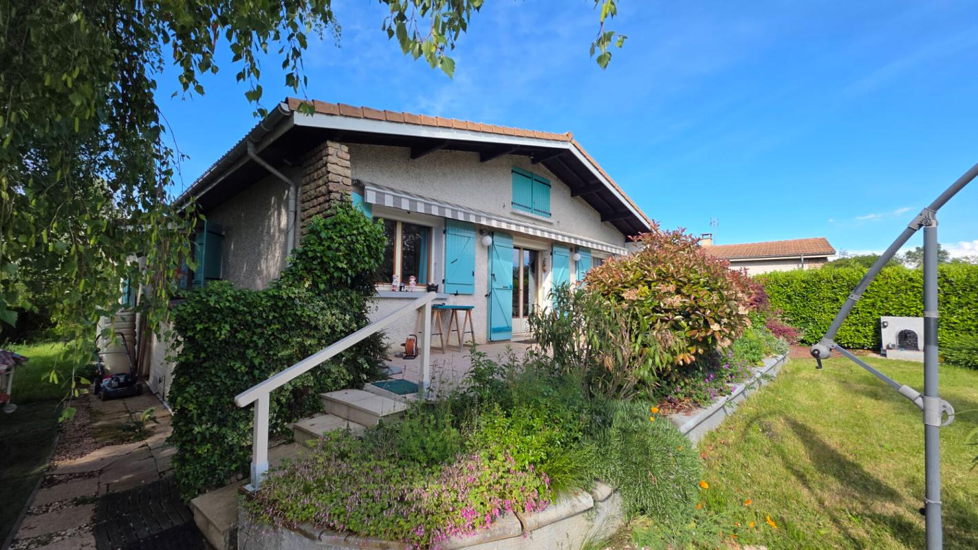 LA BATIE-MONTGASCON Maison à la campagne 72 m2 avec pisicne 2