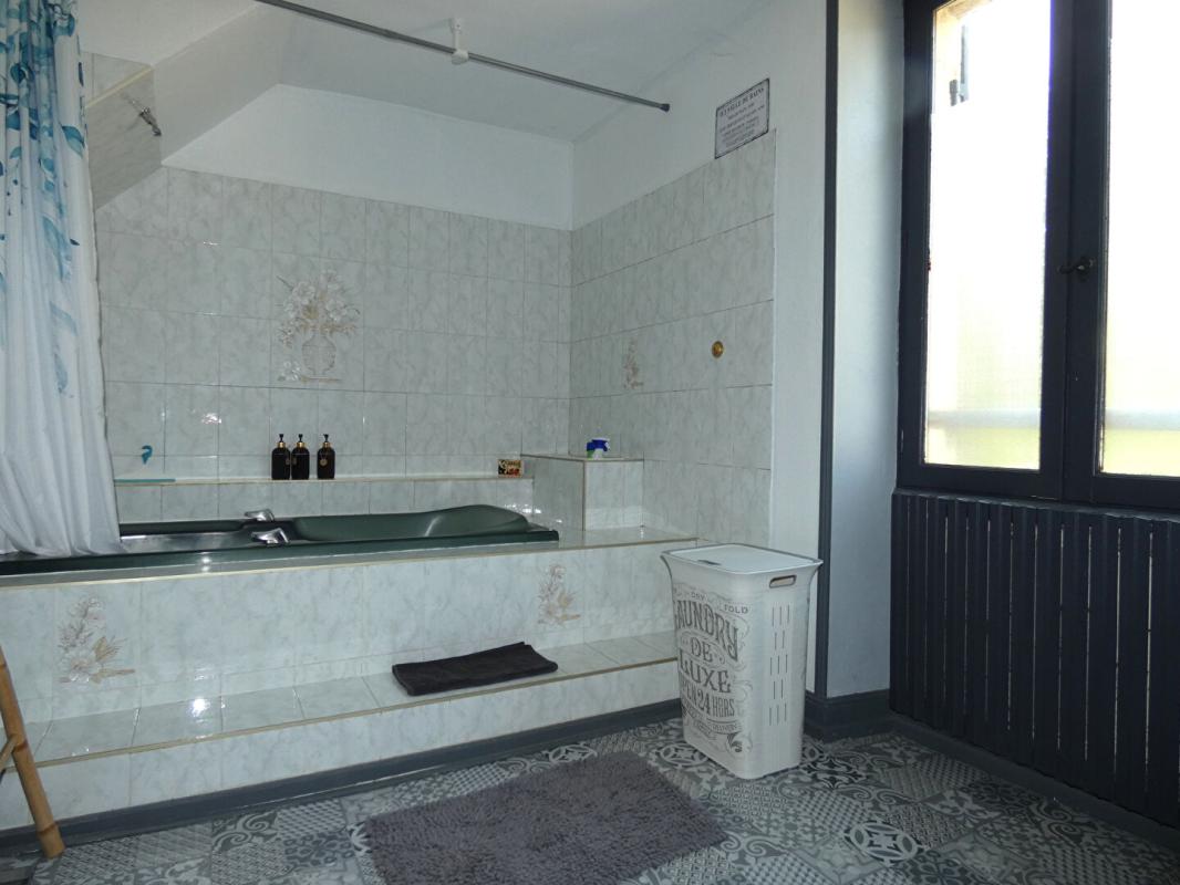HAUTEFORT Maison en pierre 215 m2 / 5 chambres / sous-sol / terrain 6000m² 13