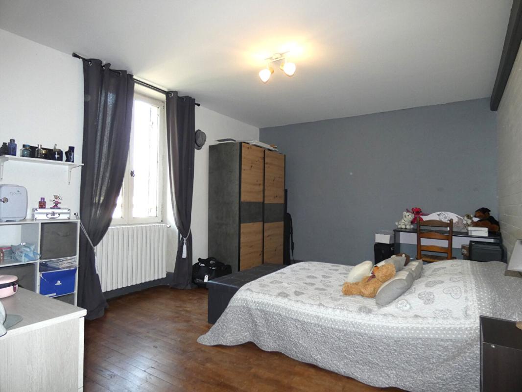 HAUTEFORT Maison en pierre 215 m2 / 5 chambres / sous-sol / terrain 6000m² 14