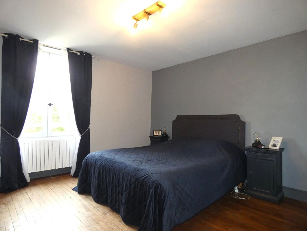HAUTEFORT Maison en pierre 215 m2 / 5 chambres / sous-sol / terrain 6000m² 16