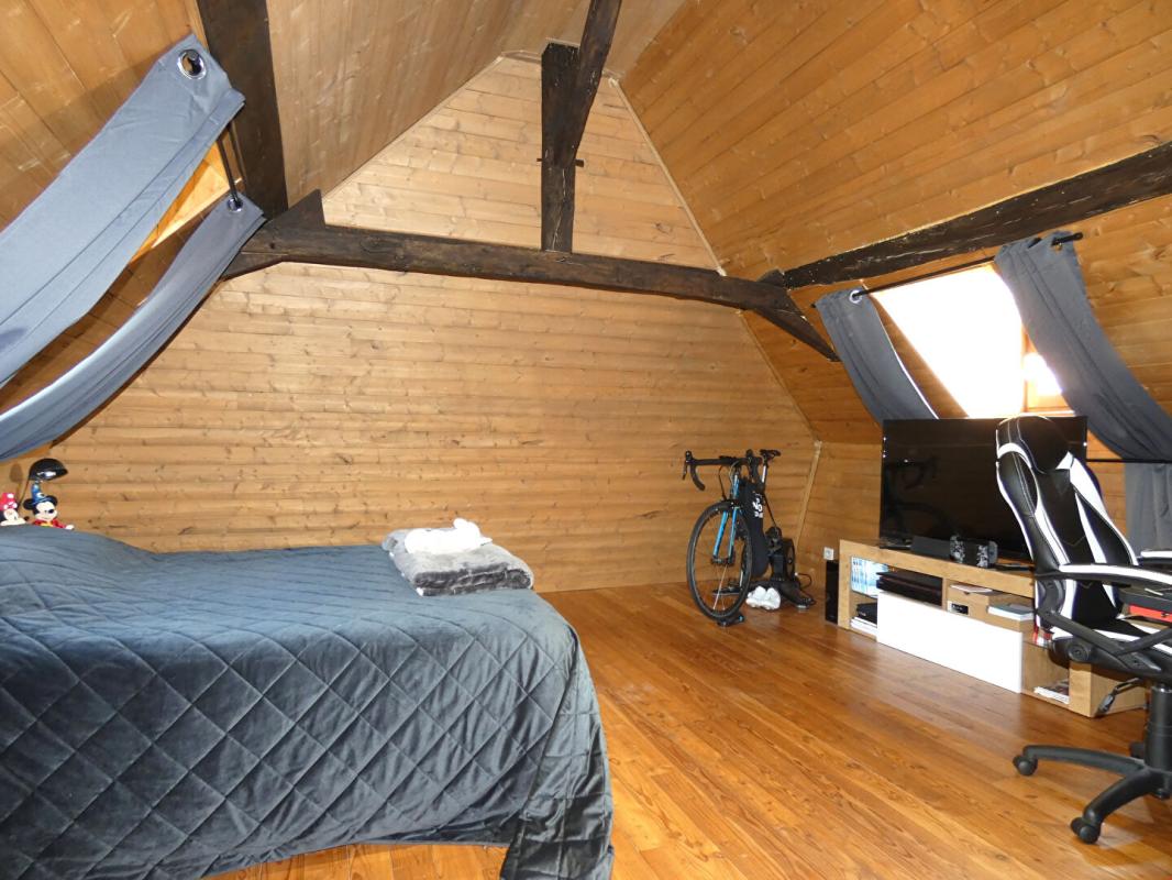 HAUTEFORT Maison en pierre 215 m2 / 5 chambres / sous-sol / terrain 6000m² 17