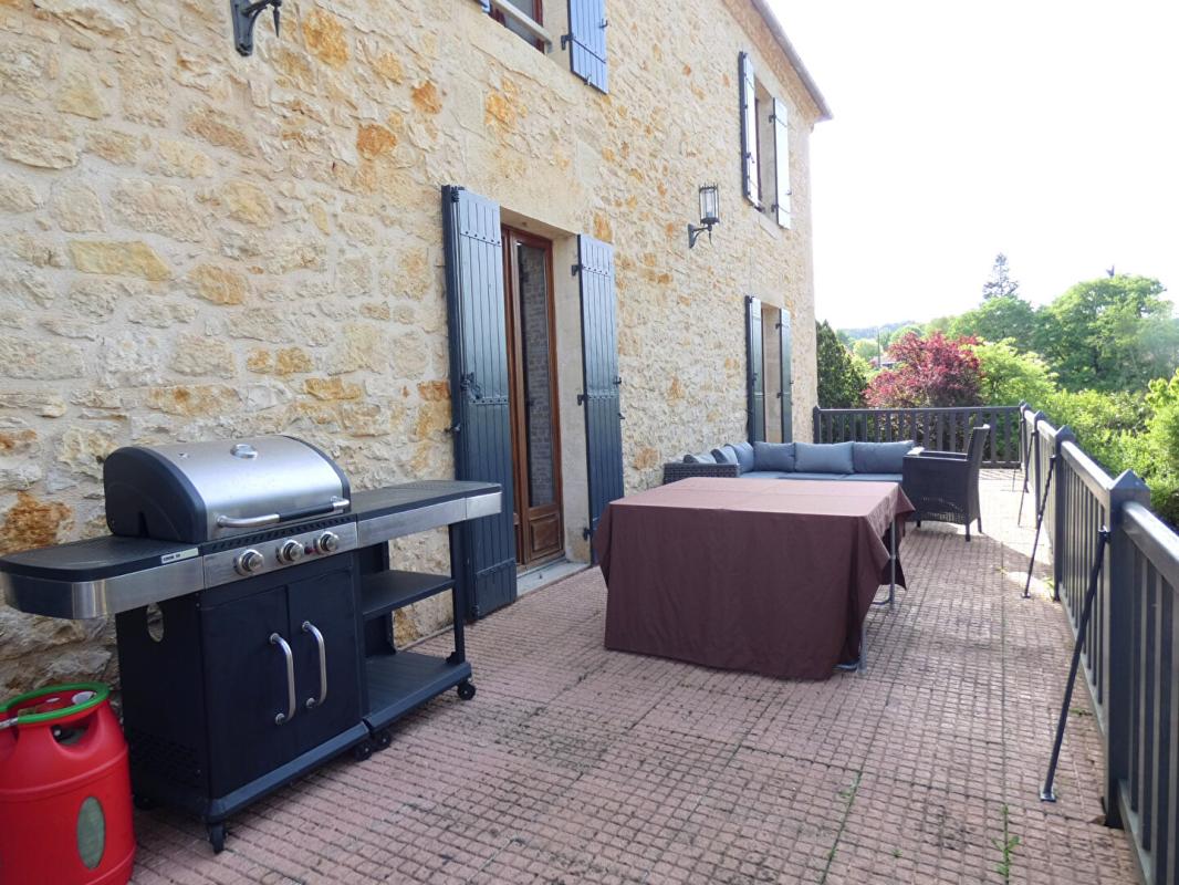 HAUTEFORT Maison en pierre 215 m2 / 5 chambres / sous-sol / terrain 6000m² 4