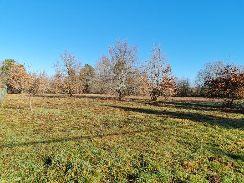 SAINT-LAURENT-DES-HOMMES 24400  proche Mussidan Terrain  en partie boisé de 11408 m² dont  constructible 4000m² 2 lots 2