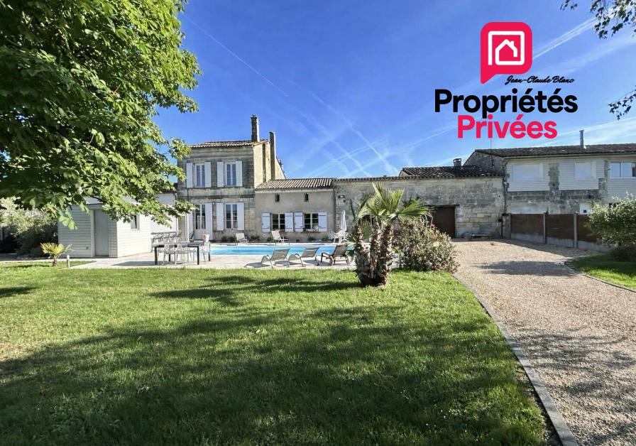MARSAS 10 kms  de Saint-André de Cubzac :  Girondine R+1 en pierre en mitoyenneté 215 m2 sur 1326 m2 environ de terrain - Cuisine indépendante aménagée et équipée ? Grand Salon - Grand Séjour avec cheminée en pierre - 4 chambres dont 2 suites parentales - Piscin 1