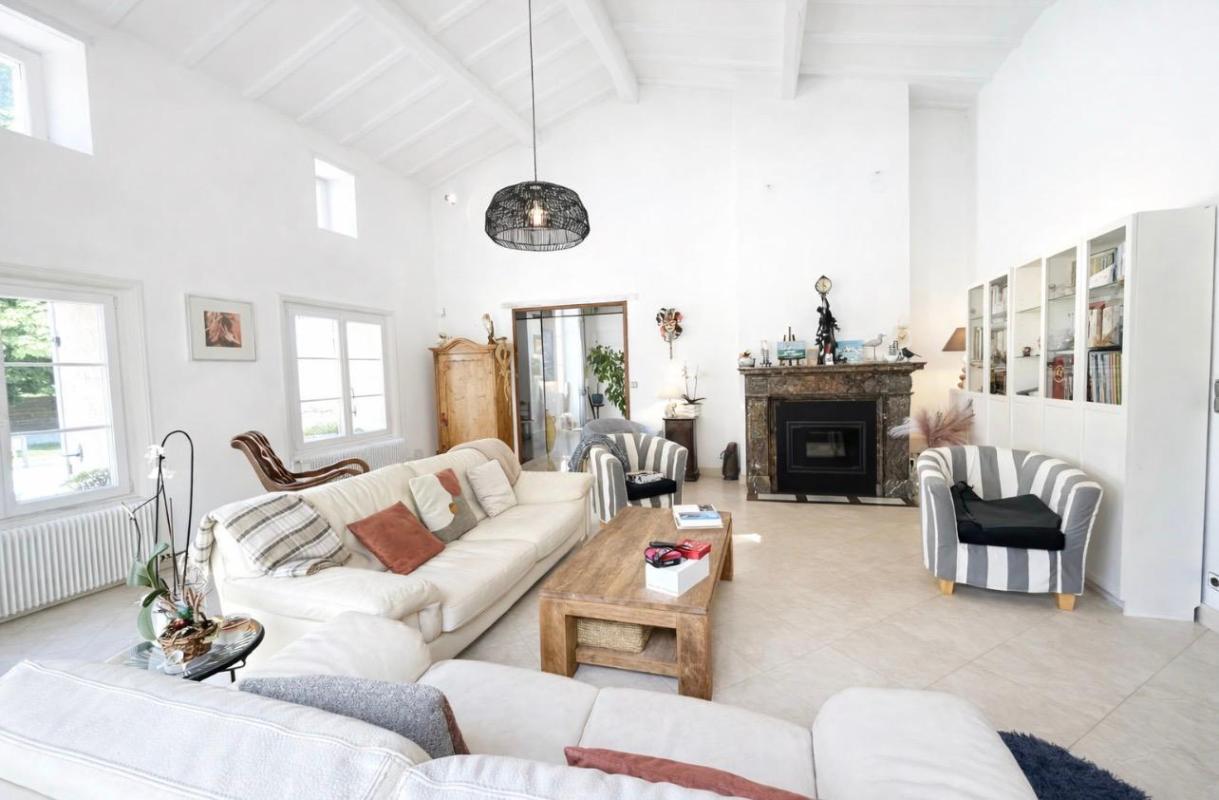 MARSAS 10 kms  de Saint-André de Cubzac :  Girondine R+1 en pierre en mitoyenneté 215 m2 sur 1326 m2 environ de terrain - Cuisine indépendante aménagée et équipée ? Grand Salon - Grand Séjour avec cheminée en pierre - 4 chambres dont 2 suites parentales - Piscin 10