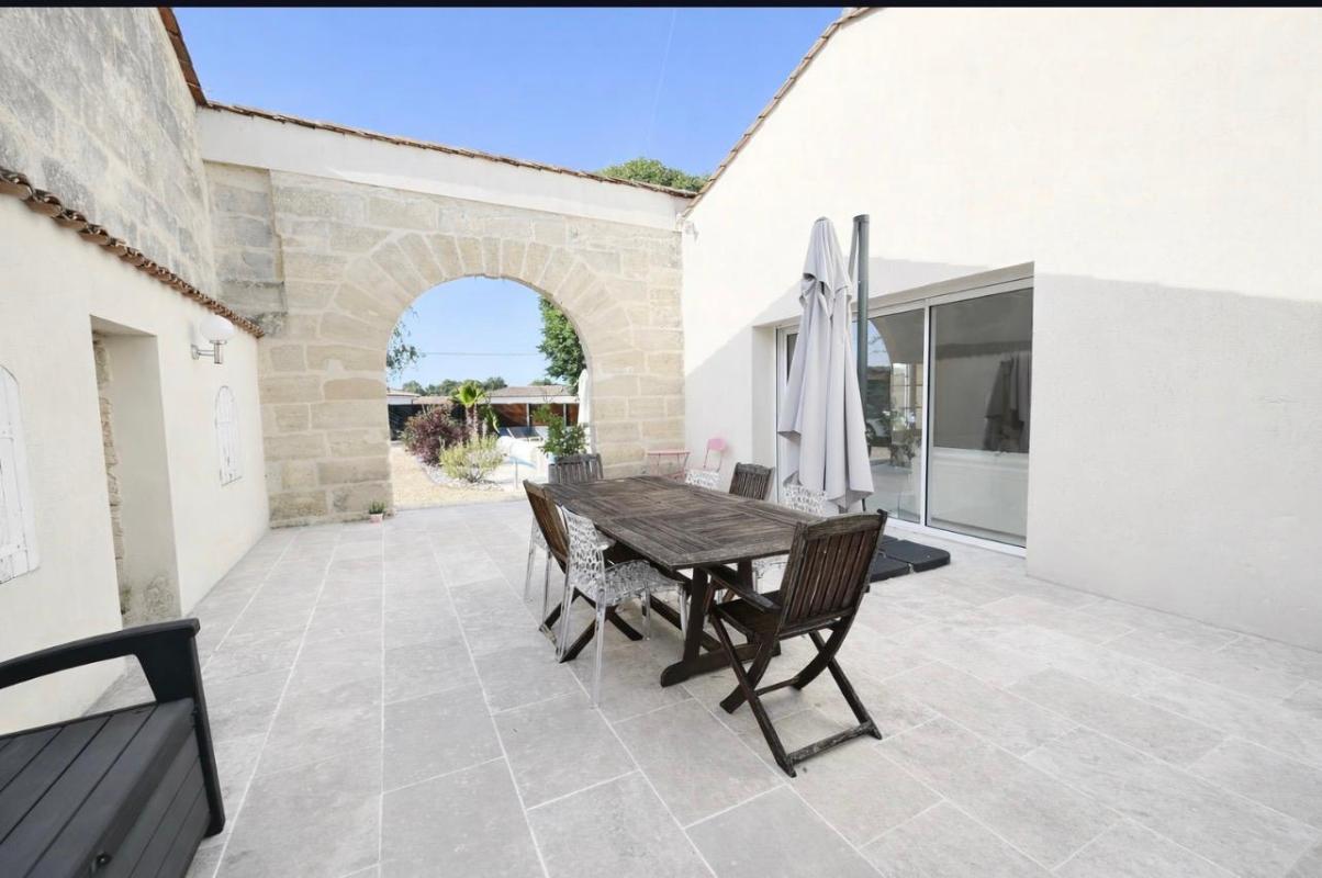 MARSAS 10 kms  de Saint-André de Cubzac :  Girondine R+1 en pierre en mitoyenneté 215 m2 sur 1326 m2 environ de terrain - Cuisine indépendante aménagée et équipée ? Grand Salon - Grand Séjour avec cheminée en pierre - 4 chambres dont 2 suites parentales - Piscin 12