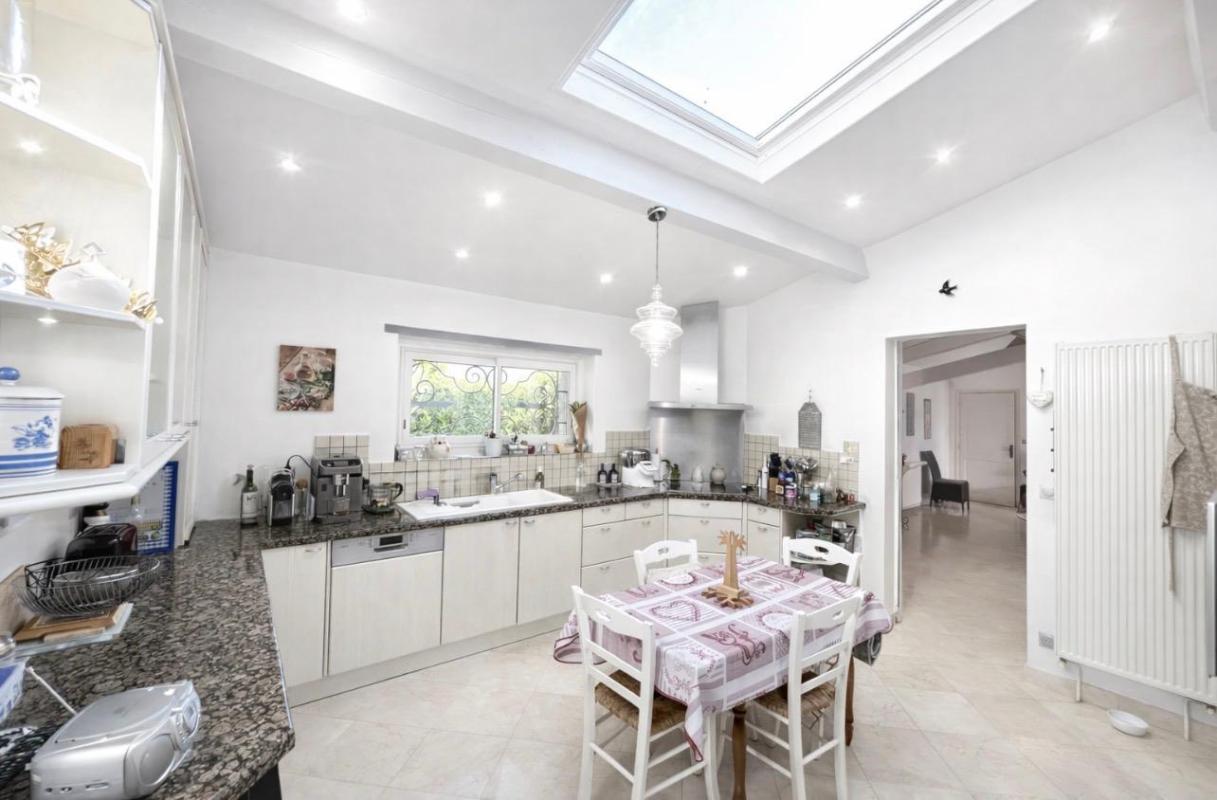 MARSAS 10 kms  de Saint-André de Cubzac :  Girondine R+1 en pierre en mitoyenneté 215 m2 sur 1326 m2 environ de terrain - Cuisine indépendante aménagée et équipée ? Grand Salon - Grand Séjour avec cheminée en pierre - 4 chambres dont 2 suites parentales - Piscin 13