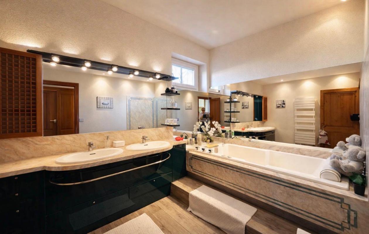 MARSAS 10 kms  de Saint-André de Cubzac :  Girondine R+1 en pierre en mitoyenneté 215 m2 sur 1326 m2 environ de terrain - Cuisine indépendante aménagée et équipée ? Grand Salon - Grand Séjour avec cheminée en pierre - 4 chambres dont 2 suites parentales - Piscin 14